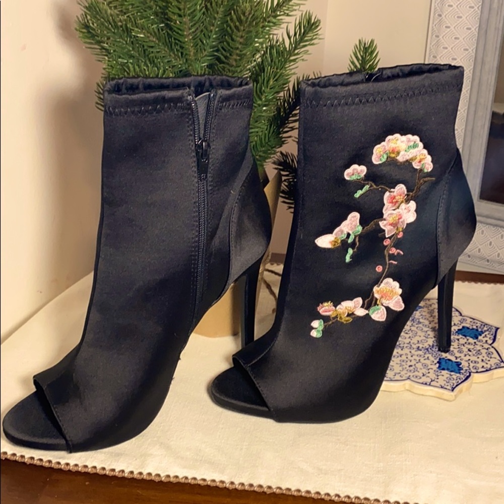 Stunning Satin high heel with stitched blossom
